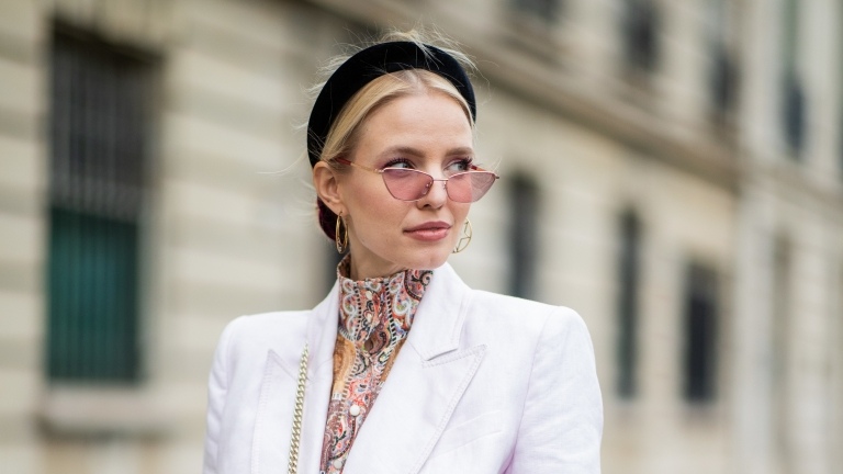 Vlasové doplnky čelenka zamatová čierna malé slnečné okuliare blond vlasy módne trendy 2019
