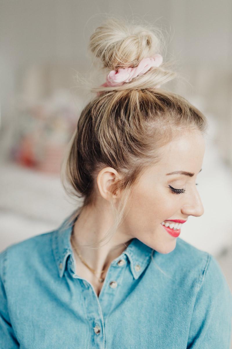 Vlasové doplnky Scrunchie Ružový vrchný uzol Účes Letná tmavá blond riflová košeľa