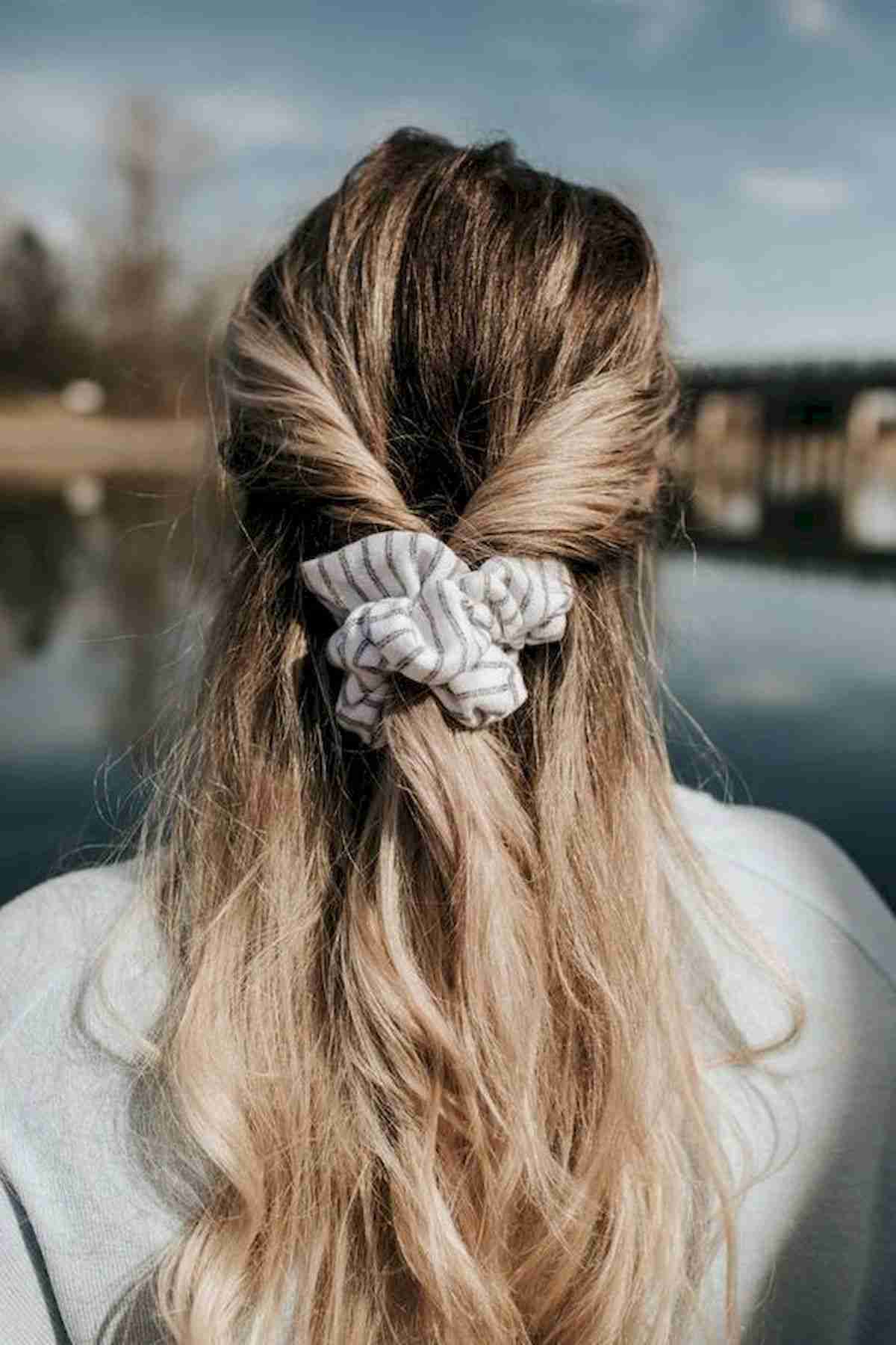 Doplnky do vlasov scrunchie módny trend nápady v štýle vlasov tmavé blond vlasy balayage