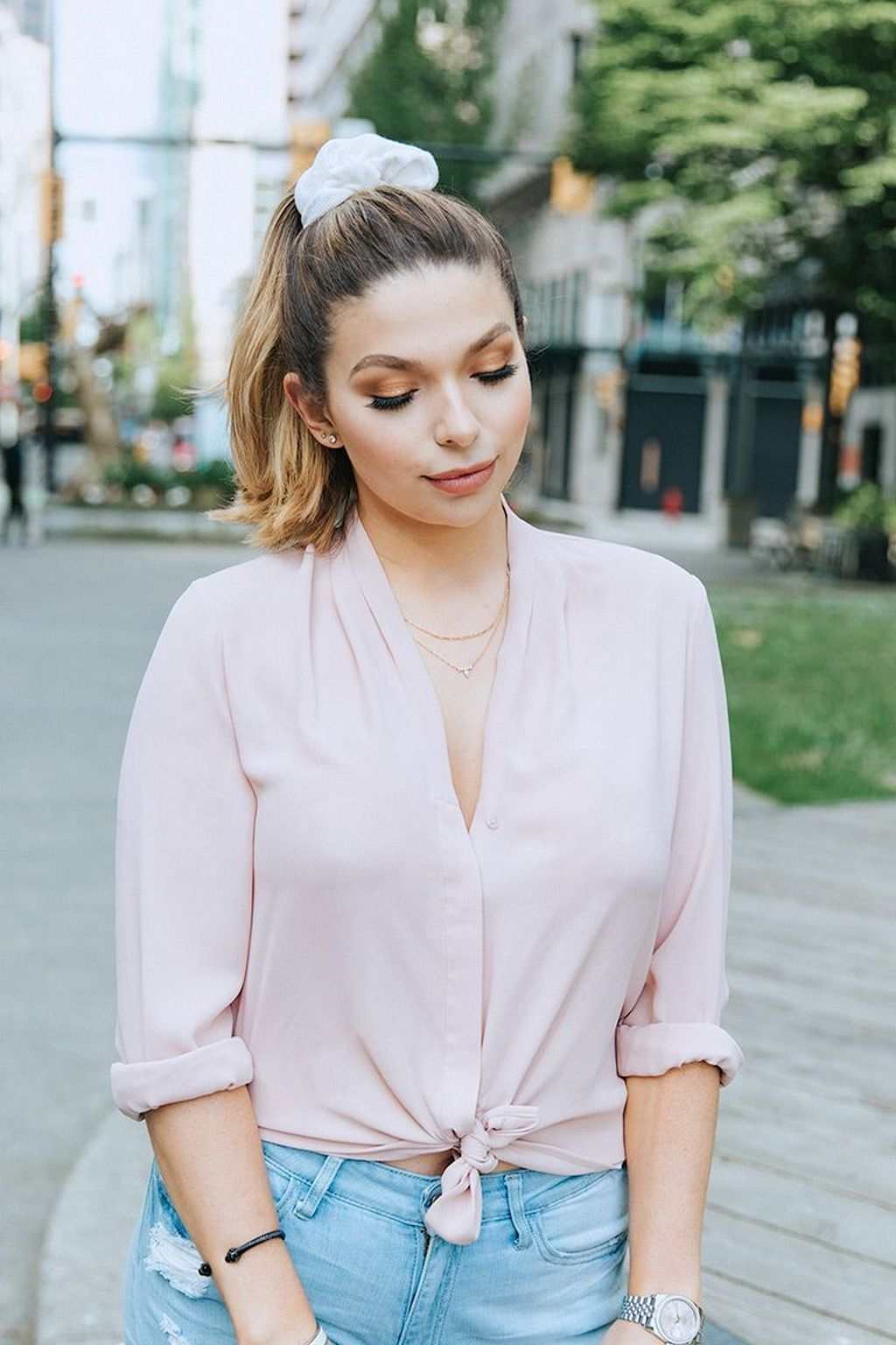 Vlasové doplnky scrunchie biela módny trend ružová košeľa blúzka nápady na štýl vlasov