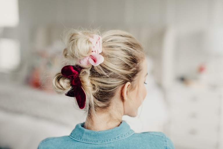 Vlasové doplnky letné scrunchie účesy účesy nápady blond vlasy