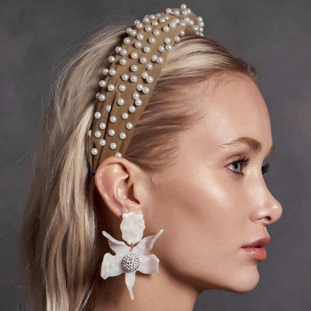 Doplnky do vlasov letné trendy čelenka s perlami vyhlásenie náušnice blond vlasy