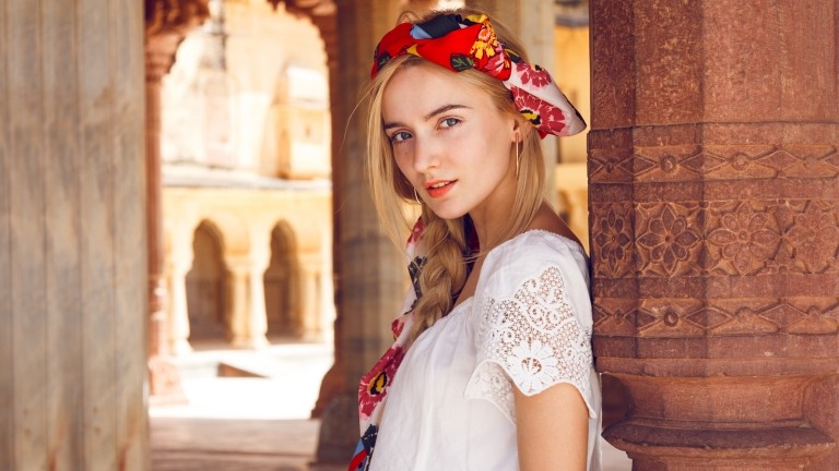 Doplnky do vlasov šatka na leto vrkoč účesy nápady ženy blond vlasy dlhé