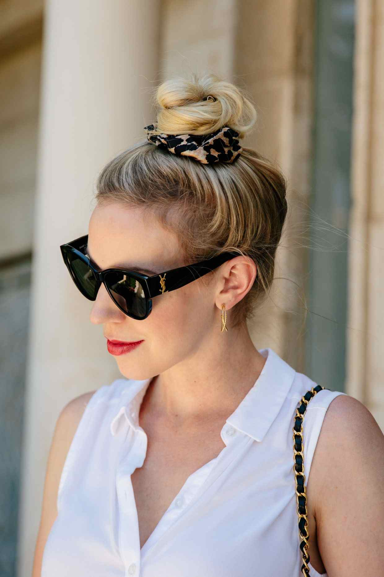 Doplnky do vlasov Scrunchie Leo vzor Top Knot účes tmavé tmavé vlasy slnečné okuliare