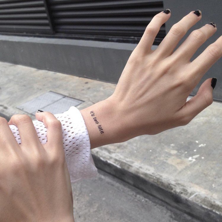 Mini tetovacie náramkové hodinky, ktoré hlásia, že je príliš neskoro