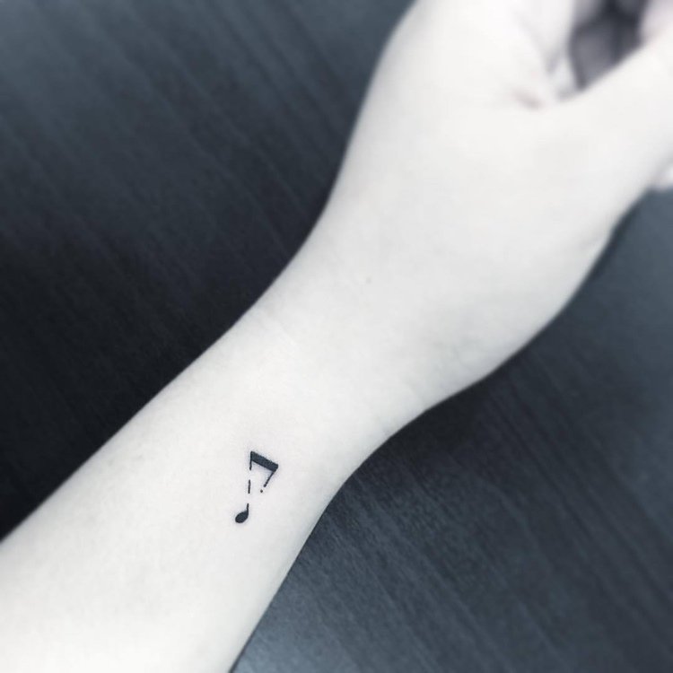 Bodkované čiary na tetovanie na zápästí