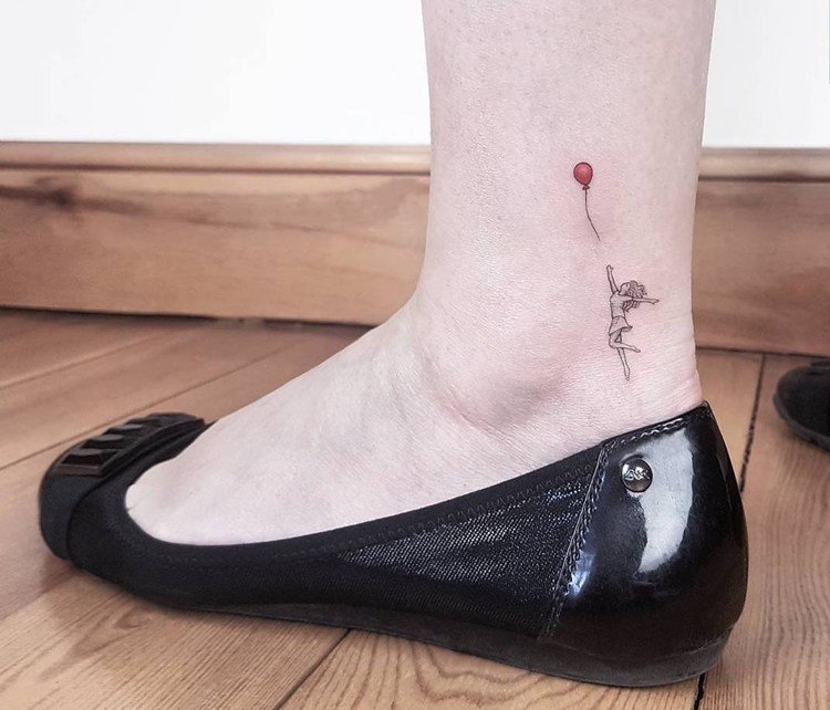 Tetovací balón s červenou nohou