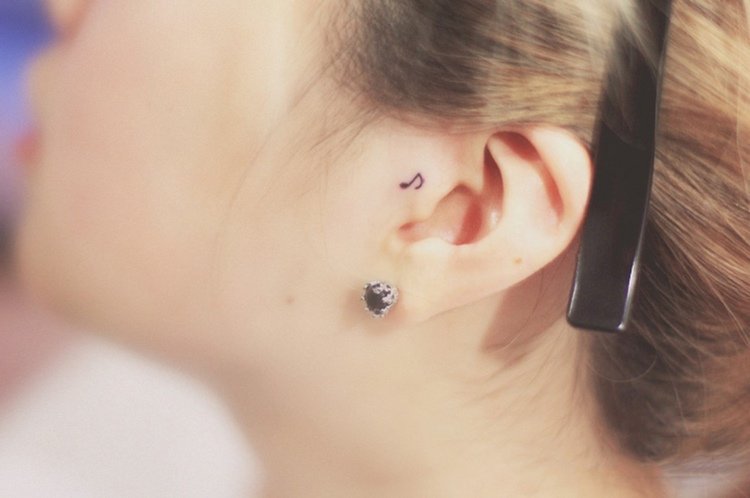 Elegantné mini tetovanie s hudobnou notou