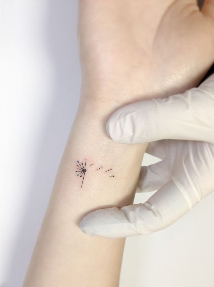 Mini tetovací motív púpava na zápästí farebný