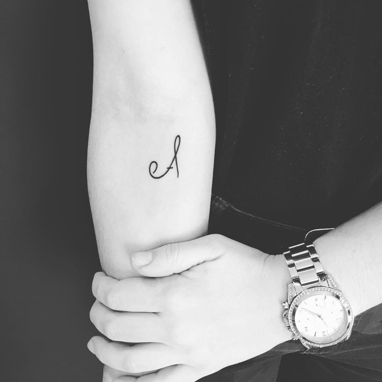 Mini tetovanie Ruka kaligrafie písmena vo vnútri