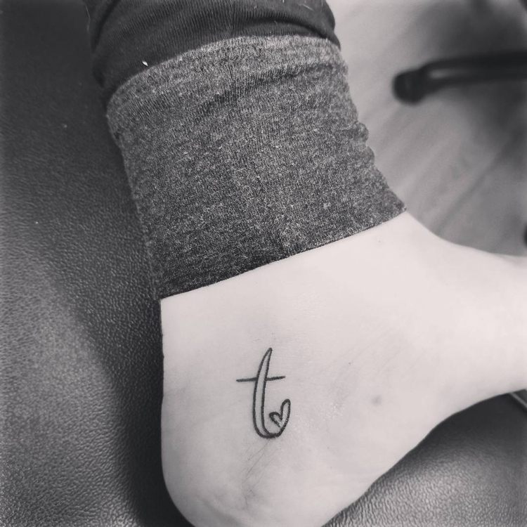 malé tetovacie písmeno T chodidlo pod členkom