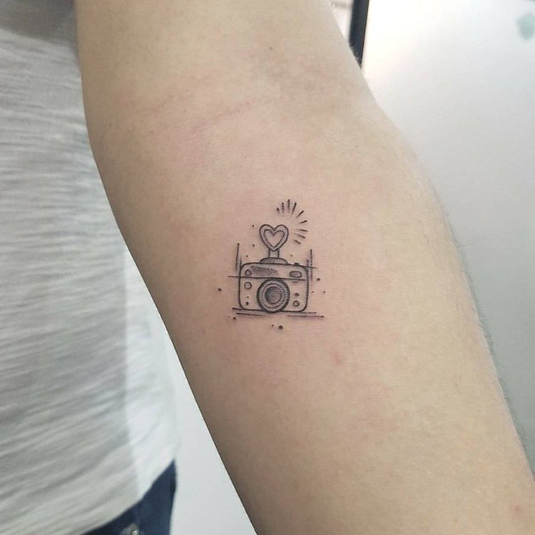 srdiečko fotoaparátu s malým tetovacím motívom