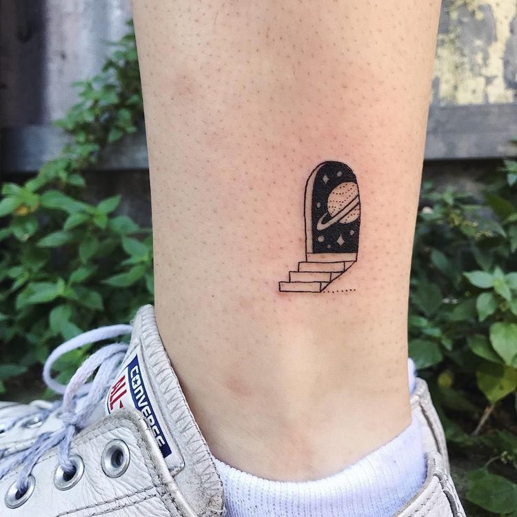 malé tetovanie chodidlo dvere schody planéty priestor