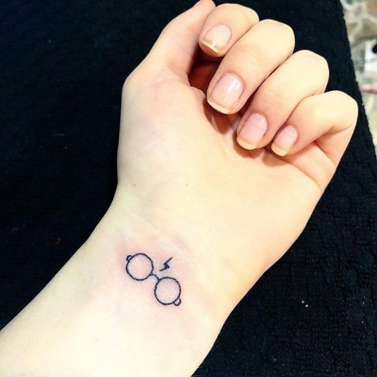 Malé tetovanie zápästia okuliare Harryho Pottera blikajú