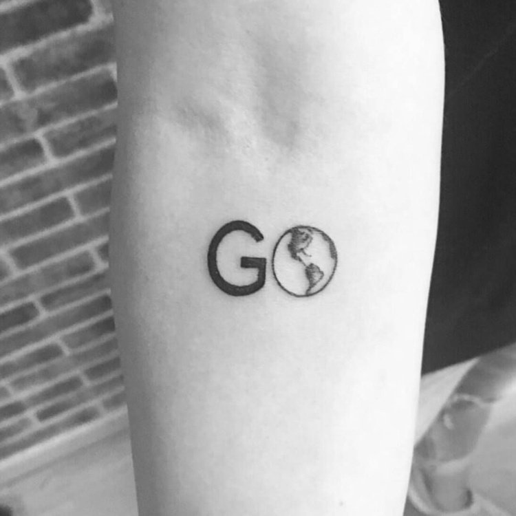 malé tetovanie cestovné písmo svet ísť