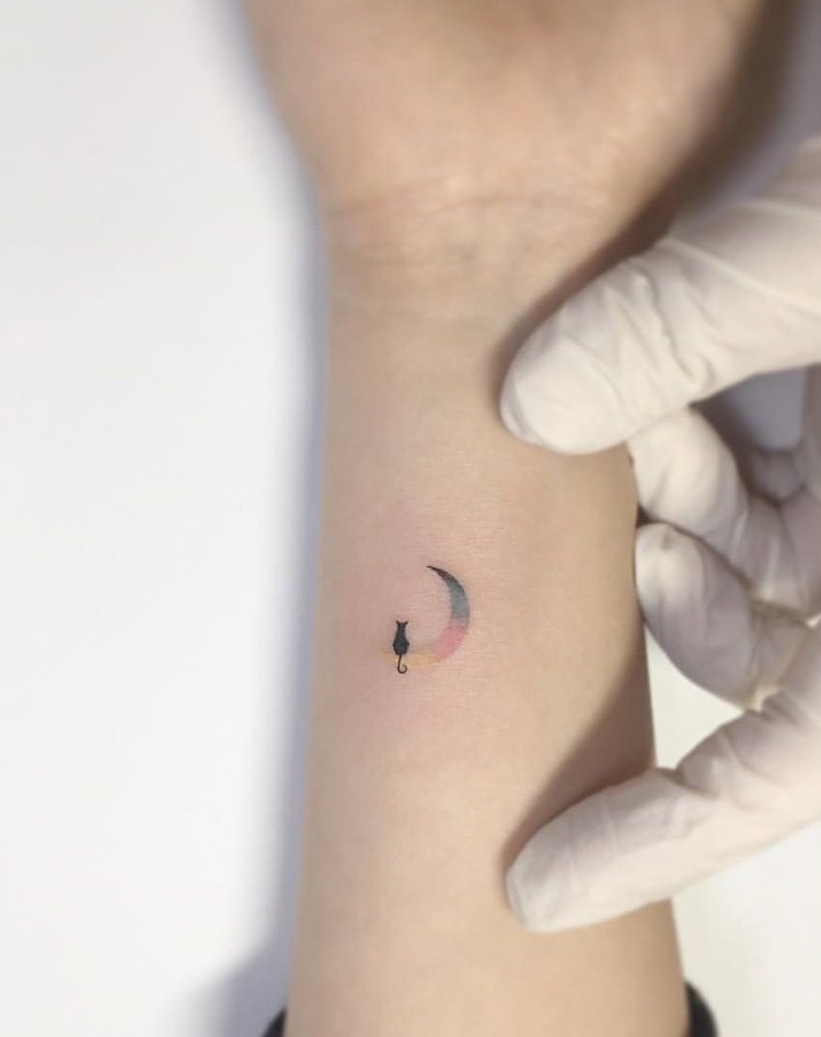 Mini tetovanie polmesiaca sediaca mesačná mačka