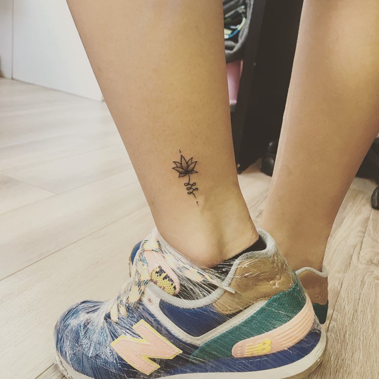 malé tetovanie symbol unlome budhistický členok