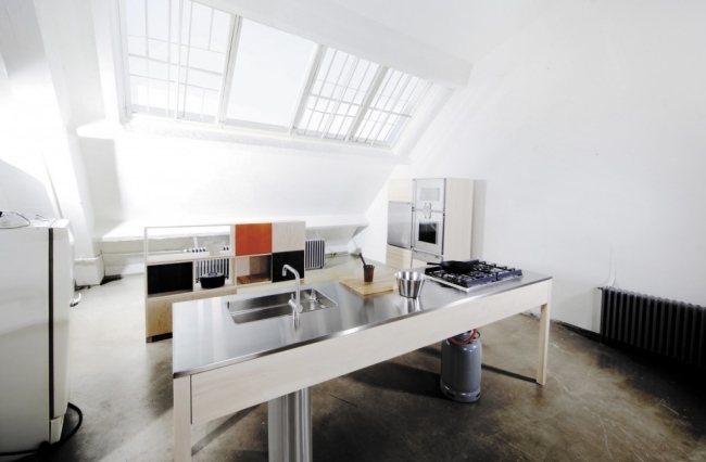 drevené kuchyne pracovná doska z nehrdzavejúcej ocele v škandinávskom štýle