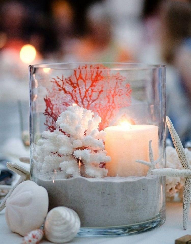 okrúhla sklenená váza s pieskom, sviečkou a koralmi plážový stôl-dekorácia-sklenená váza-koralová-piesková-sviečka