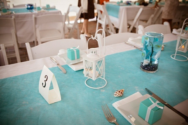 Jednoduchá dekorácia v tyrkysovej a bielej farbe tyrkysové farby tabuľka číslo sklenený plážový štýl