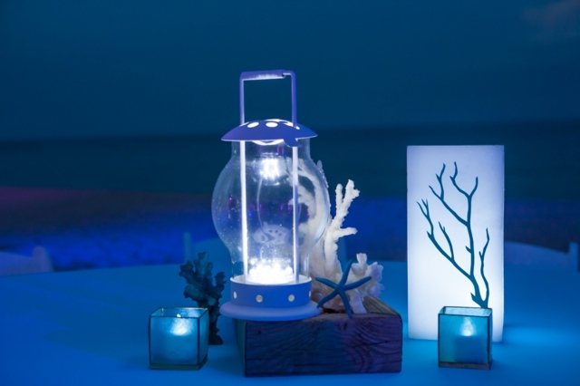 Koraly vytvárajú romantickú atmosféru a prázdninovú náladu lampáš koralová vŕba plážový stôl dekorácie sviečky modrá