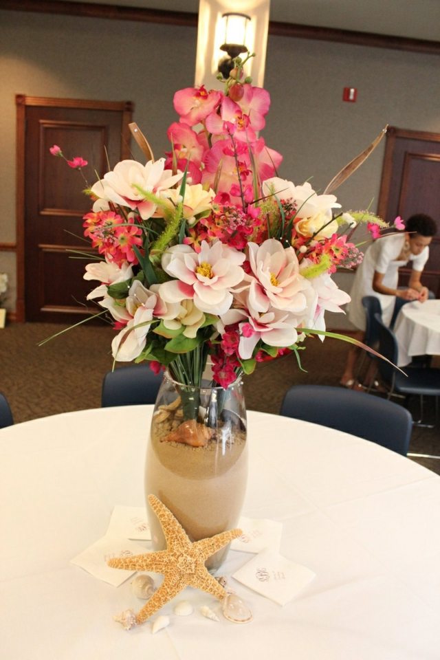 Sklenenú vázu jednoducho naplňte pieskom namiesto vody kvety váza plážový stôl dekorácie piesok hviezdice svadba