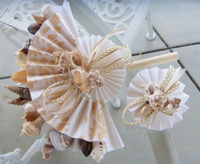 Táto kytica mušlí je obzvlášť účinná kytica mušlí neutrálne farby plážová dekorácia nápad