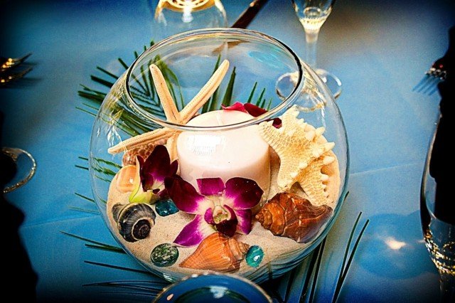 Dekorácia stola, ktorá pripomína Havaj a jeho vysnené pláže farebné škrupiny z havajského piesku ružový kvet hviezdice