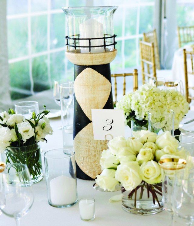 Maják ako svietnik ozdobený kvetmi maják sviečky ruže biela moderná šik