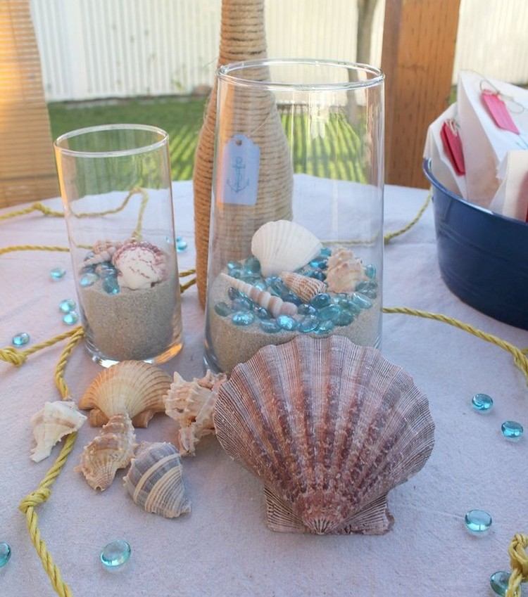 Lucerny naplnené pieskom, mušľami a kamienkami dekorácia plážového stolu lampáše-pieskovo-kamienkové-mušle