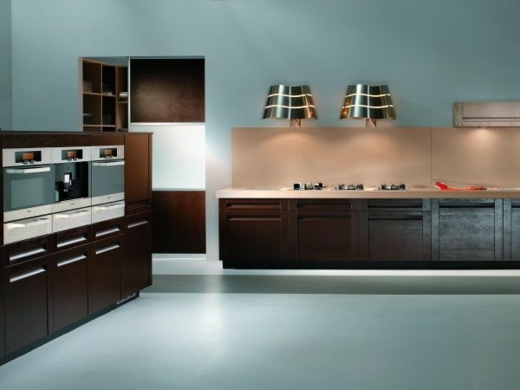 Elios-moderná-kuchyňa-tmavá-kuchynská linka