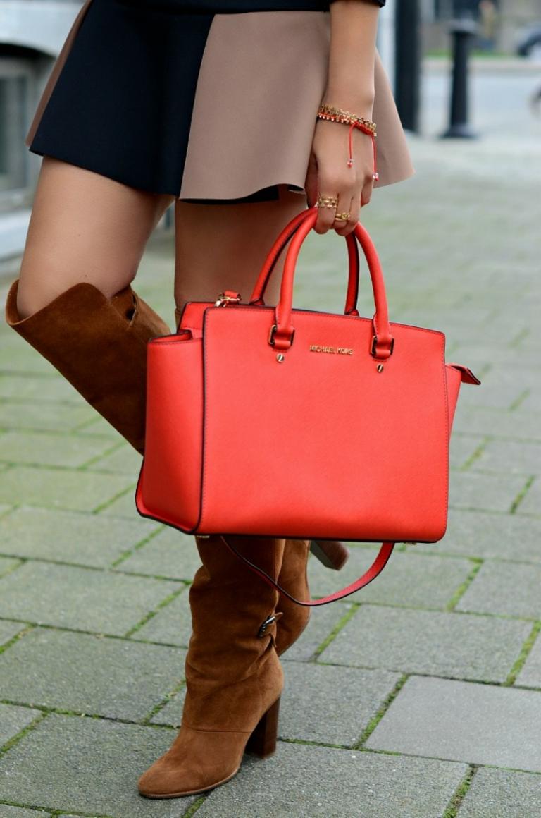 Taška v atraktívnej lososovej farbe tašky dámskeho modelu Michael Kors v lososovej farbe v hranatom tvare