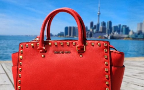 kožené tašky michael kors červené nity zlaté zdobené kožené tašky michael kors červené nity zlaté