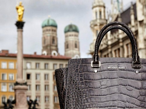 kožené tašky od návrhára michaela korsa, vzhľad čiernej krokodílej kože kožené tašky michael kors čierny krokodílej kože vzhľad