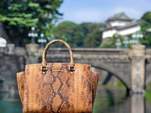 Tašky Michael Kors vo vzhľade koženej hnedej krokodílej kože kožené tašky michael kors hnedý krokodílej kože vzhľad