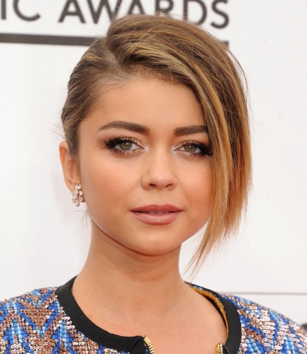 Sarah Hyland s asymetrickou ofinou Účes Sarah Hyland Billboard Music Awards