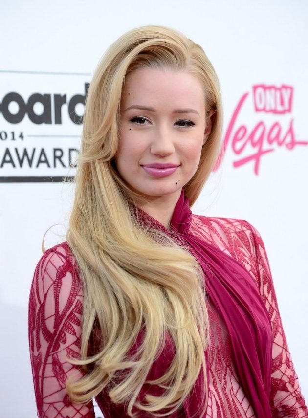 Iggy Azalea nosí vlnité vlasy na boku Iggy-azalka-billboard-hudba-kučery-účes