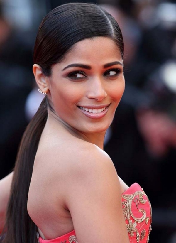 krásne-chvost-kone-účes-čierne vlasy