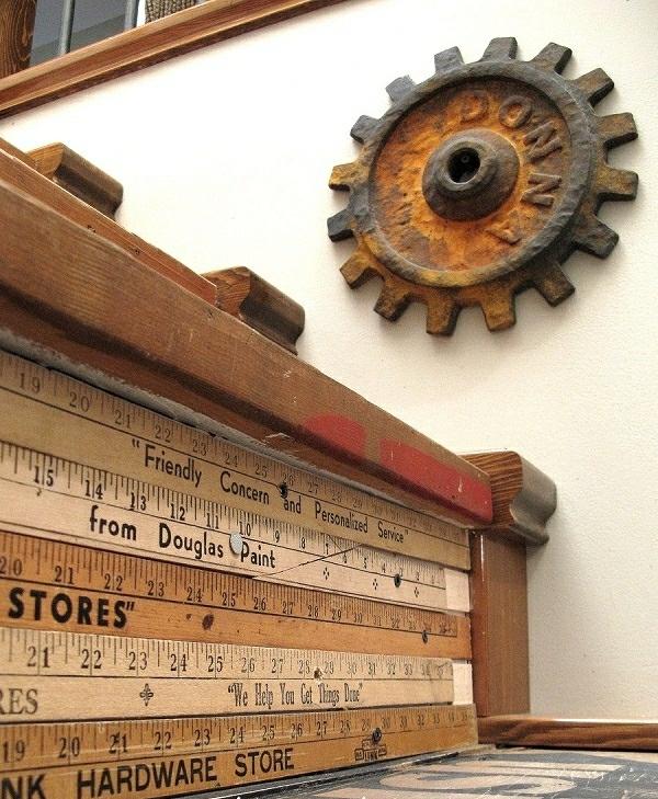 Schodisko zdobí starý drevený krajčírsky meter