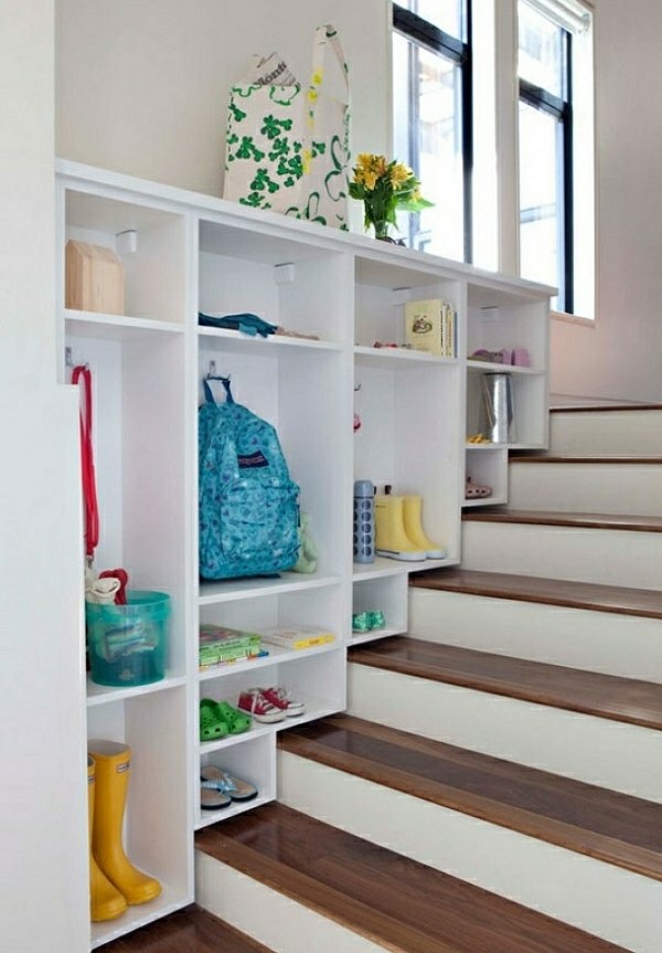 Nástenná polička schodiska postavená v originálnom dizajne