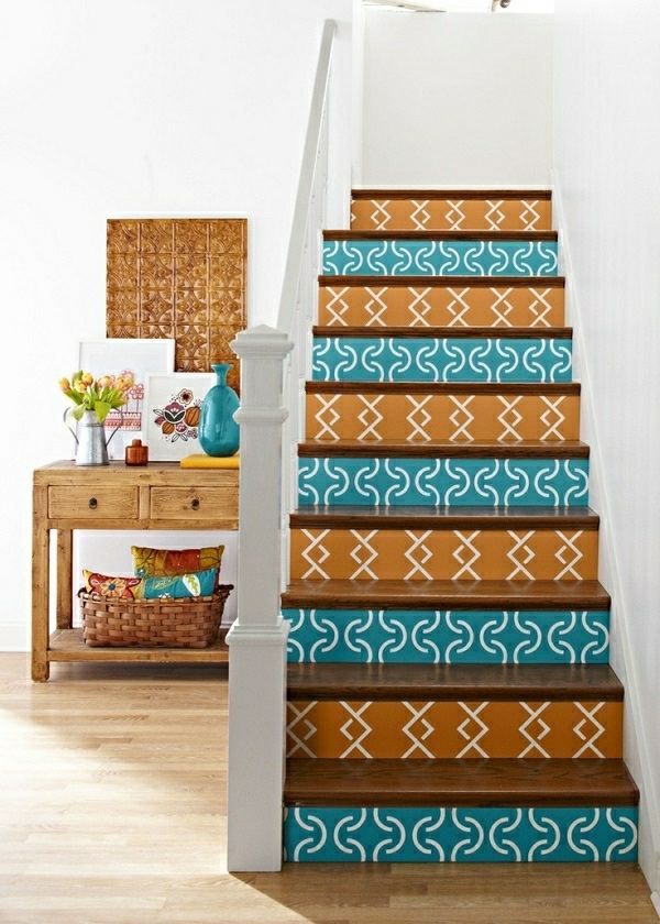 Dekoratívny oranžovo modrý vchod do domu