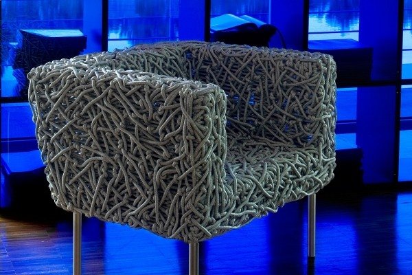 Kreslo dizajn Edra zamotaná niť azul