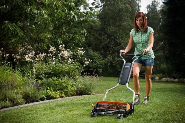 Porovnanie kosačky na trávu pred nevýhodami ručnej valcovej kosačky Porovnanie typov kosačiek pred nevýhodami ručných kosačiek