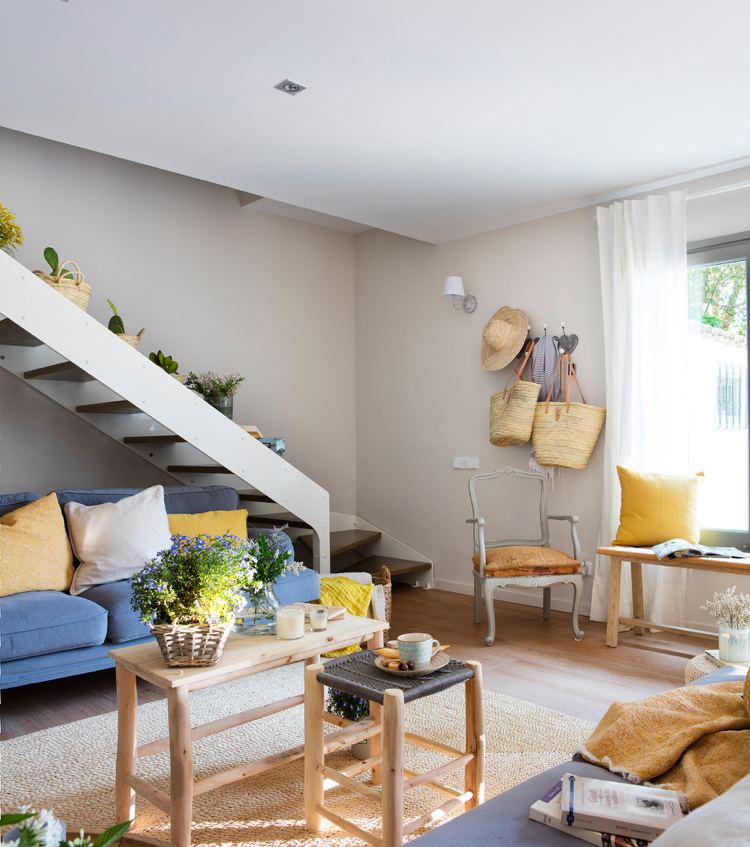 V prístupe točité schodisko bez zábradlia s oceľovou šnúrkou