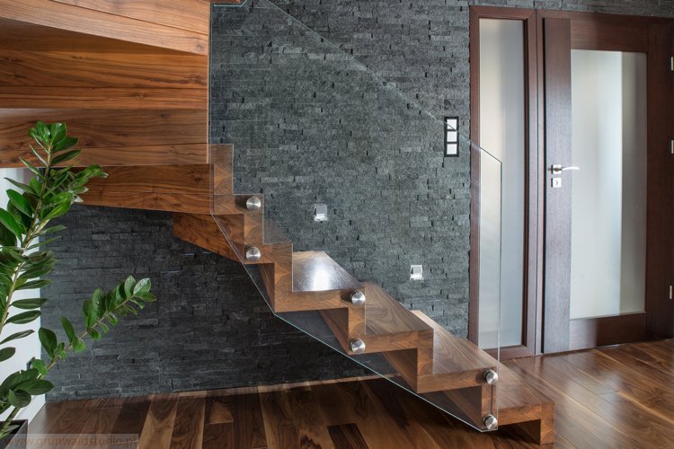 Štvrťotáčkové schodisko zábradlie z orechového skla