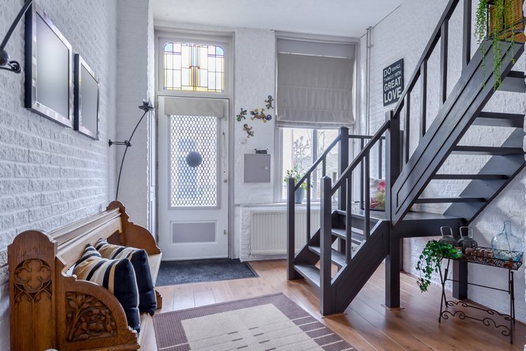 štvrťotáčkové schodisko v drevenom štýle na podstavci