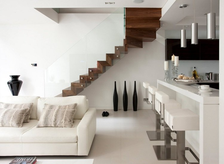 Vo výstupnom štvrťotáčkovom schodisku je celosklenené zábradlie z orechového dreva