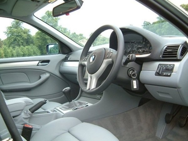 Prevodovka- BMW radu 3- vnútorný pohľad- strieborná výbava auta