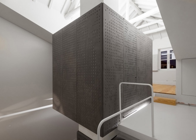 Modul bývania s jednoduchým dizajnom-flexibilne sa prispôsobí situácii v miestnosti-budova loio-poštovné futuristické-usporiadanie-obytné-moduly-dierované-vonkajšie-steny-oceľová konštrukcia