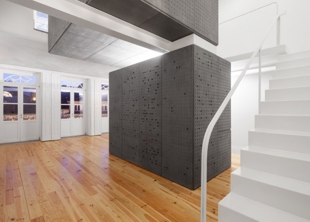 Vstavané funkčné prvky je možné zostaviť do skupín v obytných boxoch LOIOS-Moduly montovaných domov-ODDA-umožňujú optimalizáciu miestností